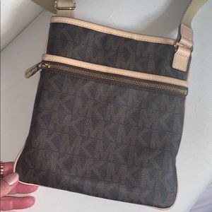 🔥Micheal Kors Crossbody Bag 🔥! Cute .......